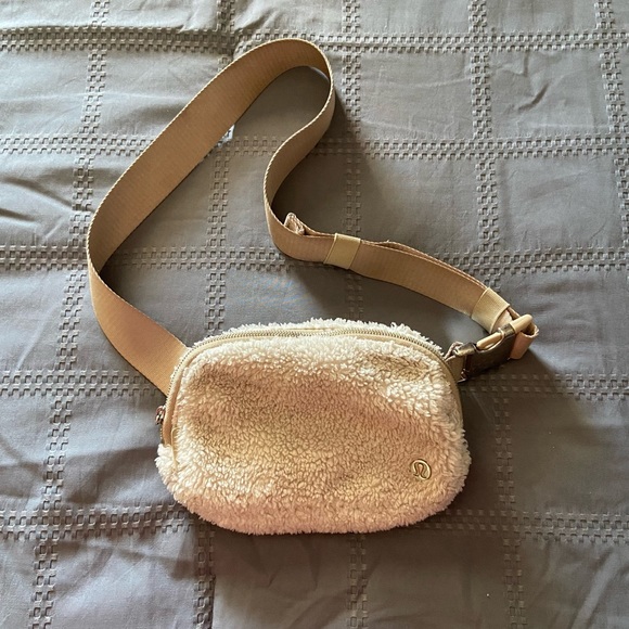 lululemon athletica Handbags - Lululemon Everywhere Fleece Belt Bag (1L) - Ivory